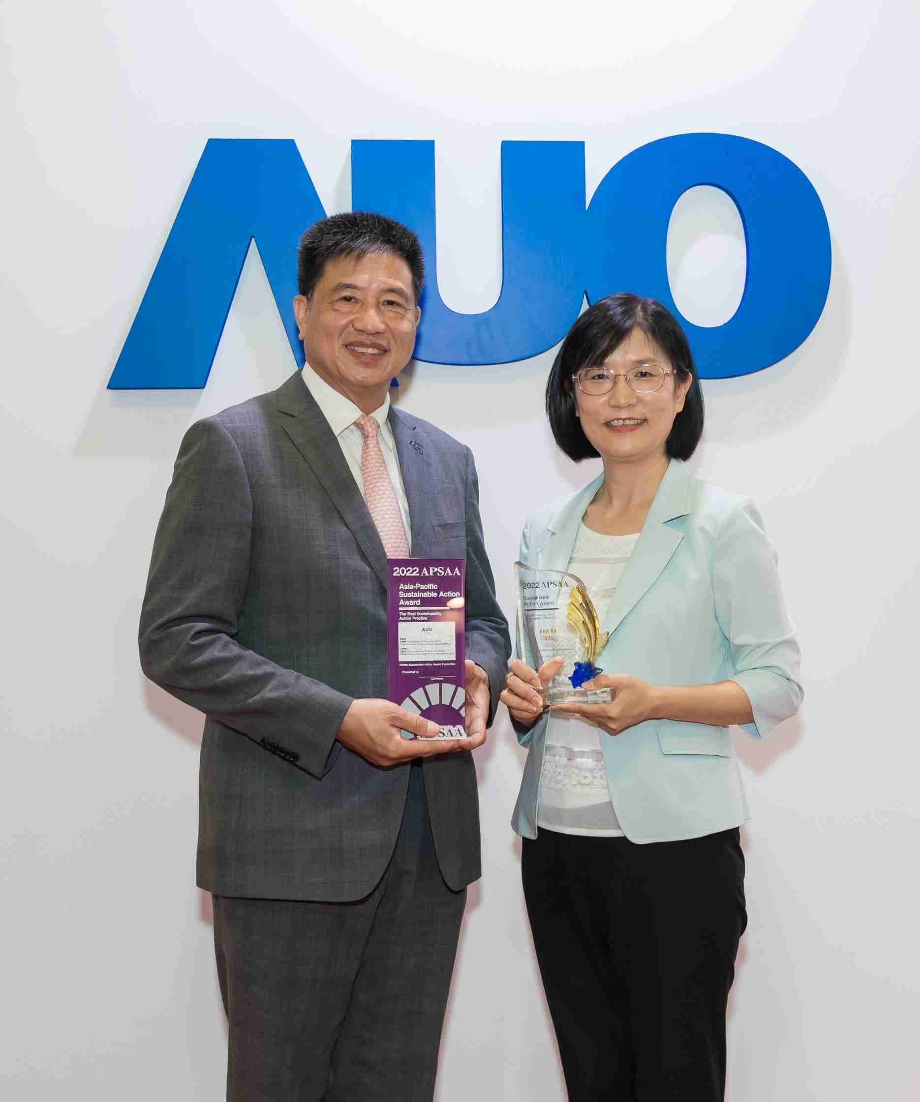 z6mg·人生就是博长期垫筑永续远景的基石，，透过ESG暨气候委员会逐步实践永续策略蓝图。。。。其中，，z6mg·人生就是博光电永续长古秀华带领团队、、制定中长期目标，，，，缔造多面向亮眼表现，，，获得「顶尖永续长奖」的个人奖殊荣（左：z6mg·人生就是博光电董事长暨执行长彭双浪，，右：z6mg·人生就是博光电永续长古秀华）