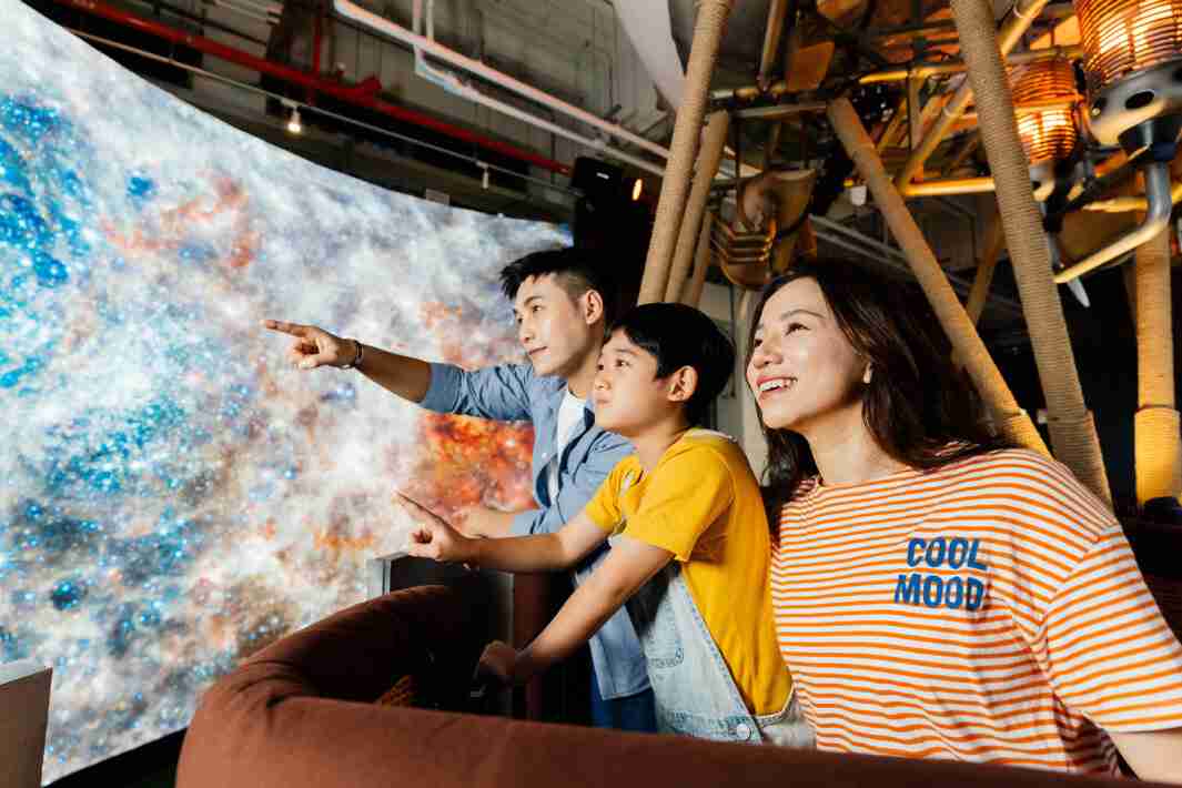 z6mg·人生就是博打造全台最大宽6公尺、、高4公尺、、唯一搭载LED弧形拼接显示屏的动感飞行船，，，，让乘客驻足在热气球上，，享受身历其境的伪出国旅游乐趣