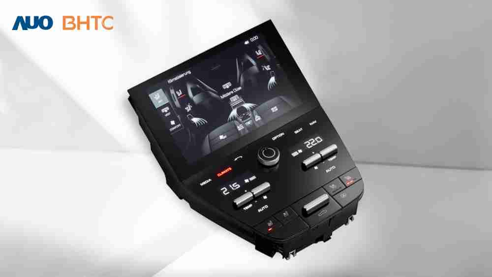 作為友達新生力軍，，BHTC所展示的中央與後座鞍部的Display HMI產品，，可處理多區恆溫控制、、、顯示畫面，，呈現仿真3D車室分區；以力傳感技術精準傳遞觸感，，，並結合音量及震動反饋，，防止意外啟動，，提供使用者自然流暢、、、直觀且輕鬆駕馭的舒適介面