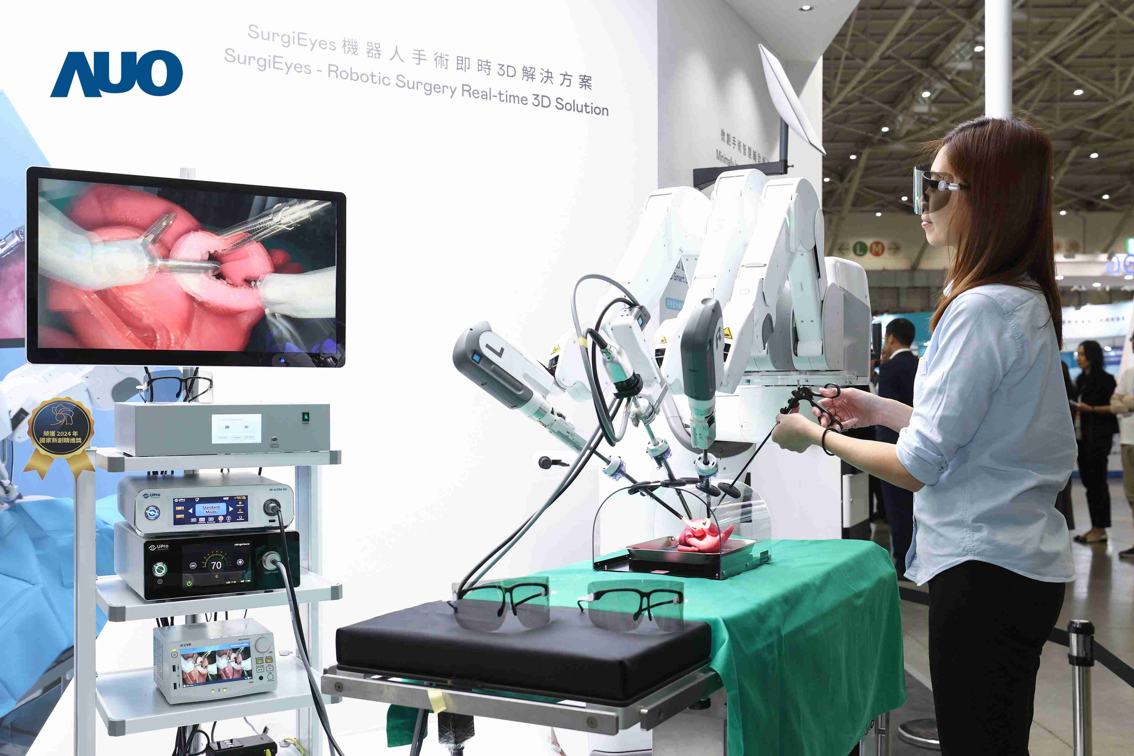 达擎以领先的3D显示技术推出〝SurgiEyes机器人手术实时3D解决方案〞，，，，整合先进3D图像处理与独家3D垂直宽视角、、广色域的显示技术，，，手术团队可实时同步主刀医师视角看到清晰3D影像，，，，提升沟通效率与安全性。。。